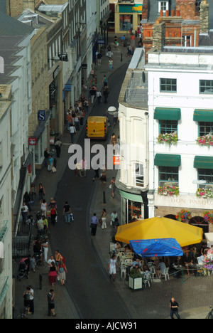 Cambridge University City Blick hinunter auf eine sehr enge Einkaufsstraße Straßenbar an der Ecke der Straßenkreuzung im Cambridgeshire County England Großbritannien Stockfoto