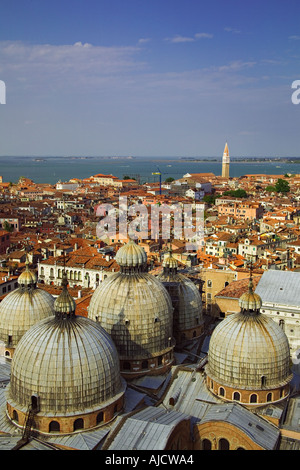 Blick auf die Dächer von Venedig mit den Kuppeln der Basilika San Marco im Vordergrund Venedig Italien Stockfoto