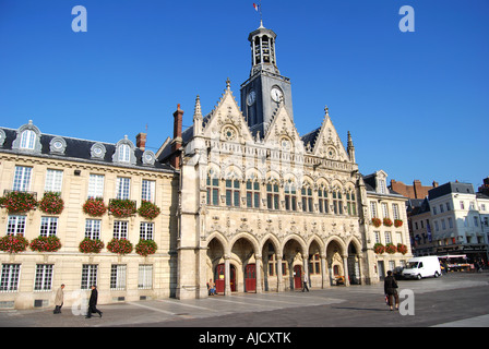 L ' Hotel de Ville, La Place de l ' Hotel de Ville, Saint-Quentin, Aisne, Picardie, Frankreich Stockfoto