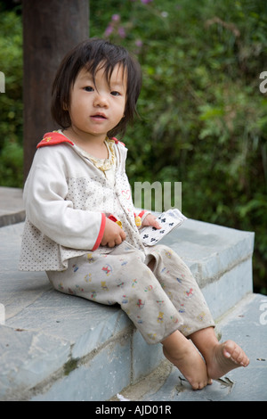 Mädchen im Schlafanzug Spielkarten Guilin China Stockfoto