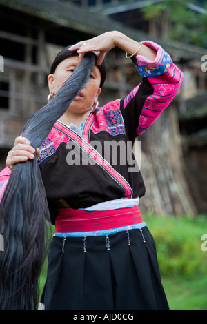 Red Yao Frau wickeln ihre unglaublich langen Haare Guilin China Stockfoto