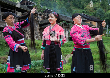 Red Yao Frauen zeigen ihre langen Haare ab und Anhänge hinzugefügt Stockfoto