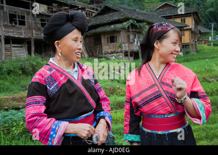 2 rot Yao Minderheit Frauen Guilin China lächelnd Stockfoto