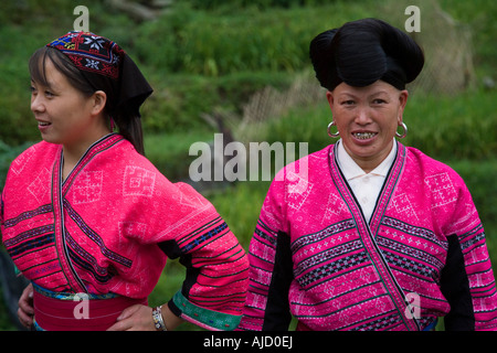 2 rote Yao Frauen in traditioneller Kleidung in ihrem Dorf in der Nähe von Guilin, China Stockfoto