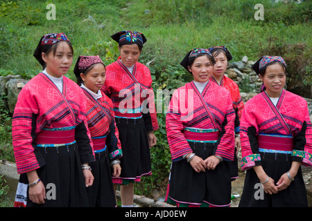 Gruppe von roten Yao Mädchen Guilin China Stockfoto