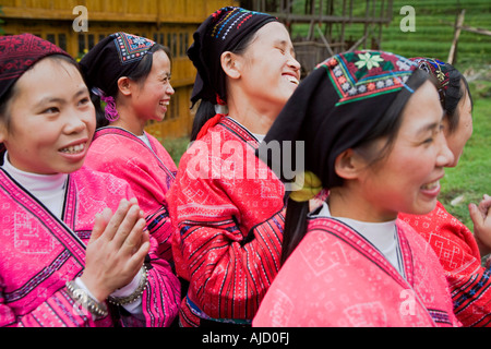 eine Gruppe des Lachens Red Yao Mädchen in ihrem Dorf in der Nähe von Guilin, China Stockfoto