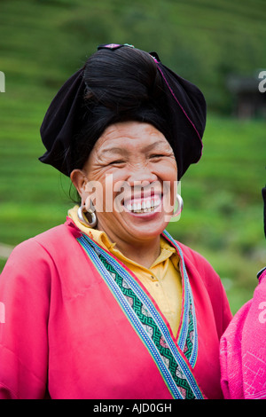 Eine rote Yao Frau lächelt breit Guilin China Stockfoto