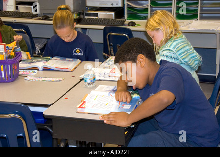 Schüler der vierten Klasse lesen Lehrbücher in einem Klassenzimmer an einer öffentlichen Schule in Tampa Florida Stockfoto