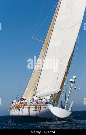 Crew sitzen auf Seite der Segelboot, Seitenansicht Stockfoto