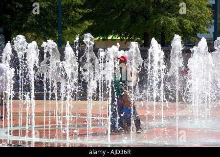 Menschen nass in den Brunnen Ringen im Centennial Olympic Park Atlanta Georgia Stockfoto