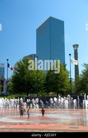 Menschen nass in den Brunnen Ringen im Centennial Olympic Park Atlanta Georgia Stockfoto