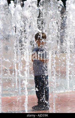 Ein Kind steht in den Brunnen Ringen im Centennial Park Atlanta Georgia Stockfoto