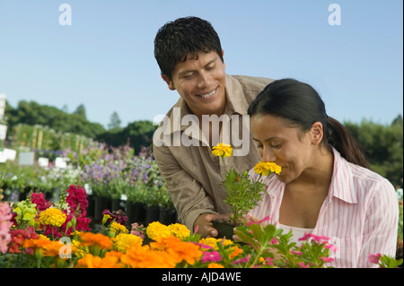 Paar-Shopping bei Gärtnerei Blumen riechen Stockfoto