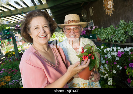 Senior paar Shopping für Blumen Gärtnerei, Porträt Stockfoto