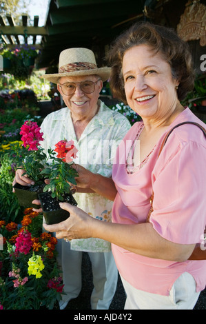 Senior paar Shopping für Blumen Gärtnerei, Porträt Stockfoto