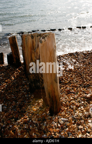 Eine hölzerne Buhne, umrahmt von einer imposanten Gewitterhimmel Calshot Spit, Southampton, Hampshire Stockfoto