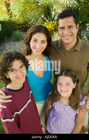 Mädchen (7-9) mit Bruder (13-15) und Eltern im Freien, erhöhte Ansicht Porträt. Stockfoto