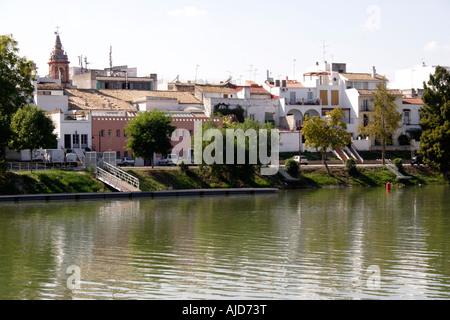 Blick über Rio Guadalquiver Sevilla Richtung Stadtteil Triana Stockfoto