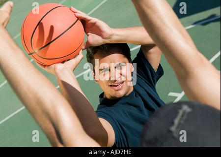 Zwei Männer spielen Basketball, erhöhte Ansicht. Stockfoto
