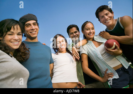 Gruppe von Jugendlichen im Freien, eine junge Frau mit Fußball, niedrigen Winkel Ansicht. Stockfoto