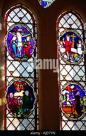 Hauptfenster mit zwei hellen Glasfenstern, die Abraham und Christus in der St Botolphs Church, Hardham, West Sussex darstellen. Stockfoto