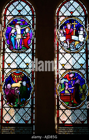 Hauptfenster mit zwei hellen Glasfenstern, die Abraham und Christus in der St Botolphs Church, Hardham, West Sussex darstellen. Stockfoto