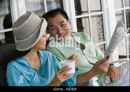 Paar Kaffee trinken und Zeitung auf Veranda Stockfoto