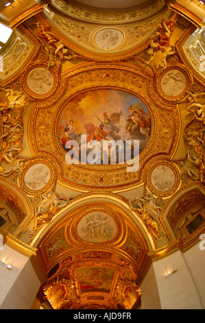 Reich verzierte Decke in einer Galerie auf das Louvre-Museum, Paris, Frankreich Stockfoto