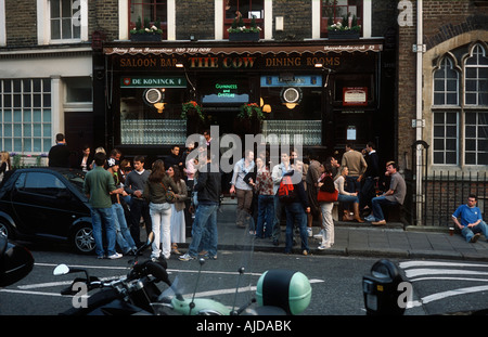 Trinker vor Notting Hill berühmte Kuh pub Stockfoto