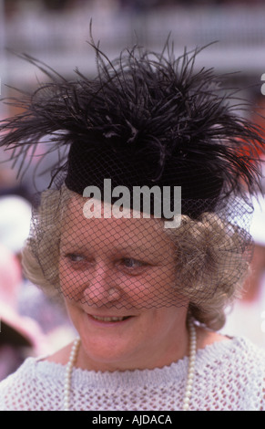 Frau 1980er Jahre UK modische Mütze und Schleier Damen Day Royal Ascot Mode. Berkshire England. 1985 HOMER SYKES Stockfoto