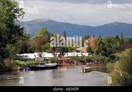 Narrowboat am Fluss Severn in Upton auf Severn mit Malvern Hills in Ferne, Worcestershire, England, UK Stockfoto