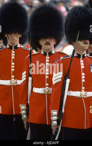 Britische Soldaten in zeremonieller Uniform London UK Trooping the Colour on Horse Guards Parade. Etwa im Juni 1985 1980, HOMER SYKES Stockfoto