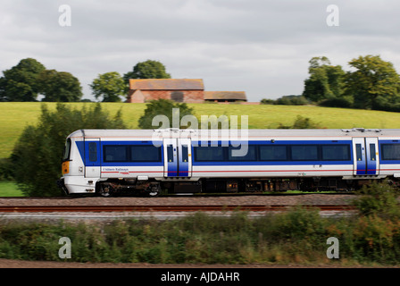 Chiltern Railways Diesel trainieren mit Geschwindigkeit bei Hatton Bank, Warwickshire, England, UK Stockfoto