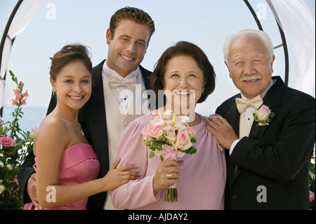 Braut und Bräutigam mit Eltern, im Freien, (Portrait) Stockfoto