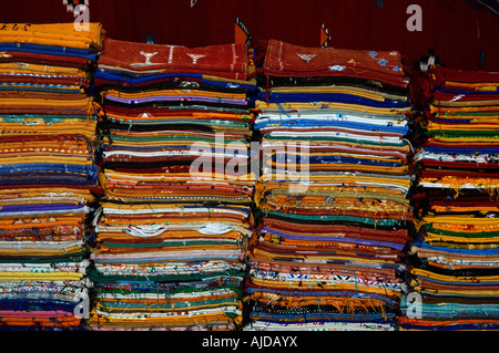 Haufen von bunten Teppiche im Shop im Souk Medina Marrakesch Marokko Stockfoto