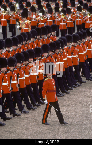 Britische Soldaten in zeremonieller Uniform London UK Trooping the Colour on Horse Guards Parade. Haushaltskavallerie im Juni 1985 1980 HOMER SYKES Stockfoto