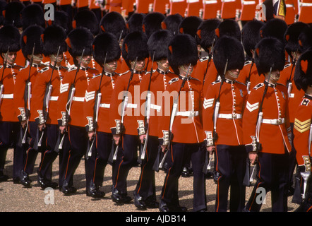 Horse Guards Parade, London Trooping the Colour. Britische Soldaten in zeremonieller Uniform London Großbritannien um die 1985 1980er Jahre Großbritannien HOMER SYKES Stockfoto