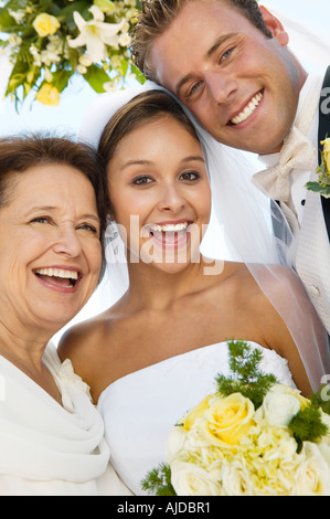 Braut und Bräutigam mit Mutter im Freien, (close-up), (Hochformat) Stockfoto