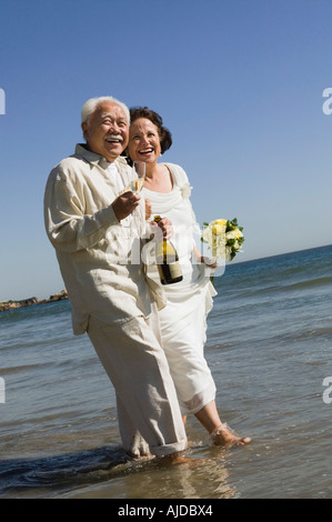 Senior Mi neu zu Fuß im Ozean Stockfoto