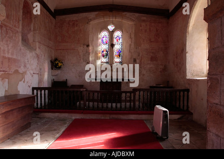 Wandbilder aus dem frühen Mittelalter in St Botolphs Church, Hardham, West Sussex, Großbritannien. Heizung ein, um die Feuchtigkeit in der Luft zu verringern. Stockfoto