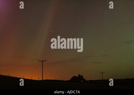 Dh AURORA BOREALIS WETTER Schottland Northern Lights Cottage und der Himmel in der Nacht über die Orkney Großbritannien Stockfoto