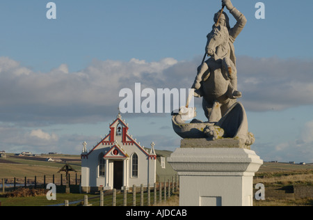 dh St. George Statue ITALIENISCHE KAPELLE ORKNEY Tötung des Drachen und italienischen Kriegsgefangenen nissen Hütte Kapelle Idol Lamm-Stein Stockfoto