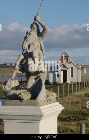 dh St. George Statue ITALIENISCHE KAPELLE ORKNEY töten den Drachen Und italienische Kriegsgefangene nissen Hütte Kapelle Ikone Stockfoto