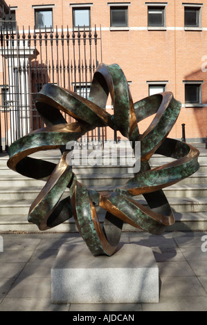 Metall-Skulptur im Trinity College, Dublin Irland Stockfoto