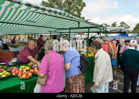 Der Dienstag-Markt in den Cotswolds Stadt von Moreton in Marsh, Gloucestershire Stockfoto