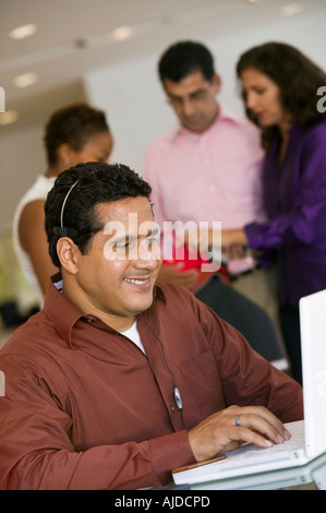 Mann mit Laptop mit Kopfhörer im Möbelhaus Stockfoto