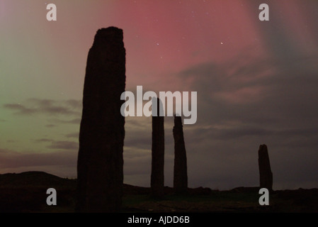 dh Neolithischer STEINRING von BRODGAR ORKNEY Aurora Borealis Red Northern Lights Schottland unesco Weltkulturerbe Night Henge Stockfoto