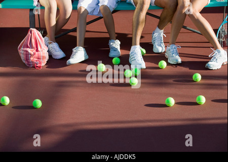 Verstreuten Tennisbälle auf Tennisplatz zu Fuß von Familie, niedrige Abschnitt