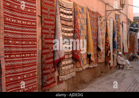 Berber Teppiche hängen draußen laden in den Souk - Medina Bereich - Marrakesch, Marokko Stockfoto