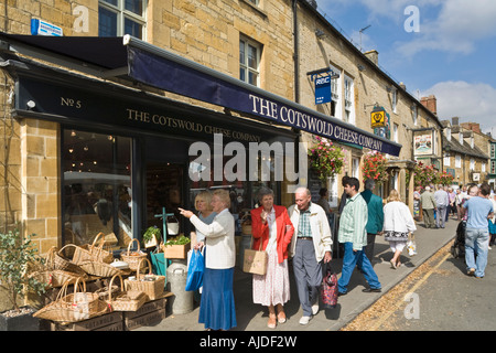 Das Cotswold Cheese Company Shop in Cotswold Stadt von Moreton in Marsh, Gloucestershire Stockfoto